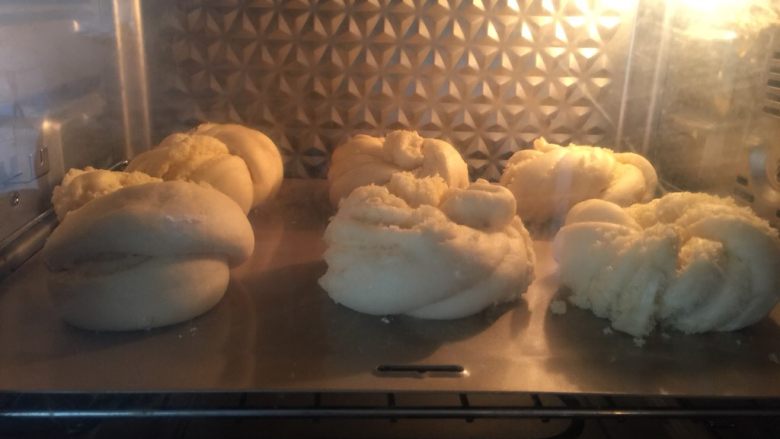 椰蓉花式面包卷,发酵好后的面团送入预热好的烤箱，185度18分钟，中途上色及时加盖锡纸就可以了