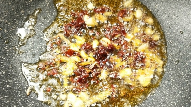 韭菜鱿鱼,一勺郫县豆瓣酱煸出红油。