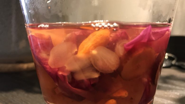 玫瑰桃胶皂米糖水,一小时后糖水完成，慢慢的胶质和玫瑰香味