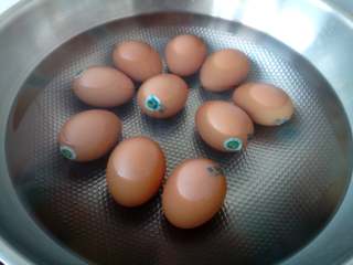 乡巴佬卤鸡蛋,冷水下锅，把鸡蛋煮熟。