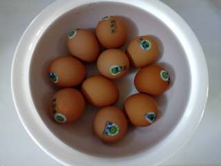 乡巴佬卤鸡蛋,捞出鸡蛋过冷水。