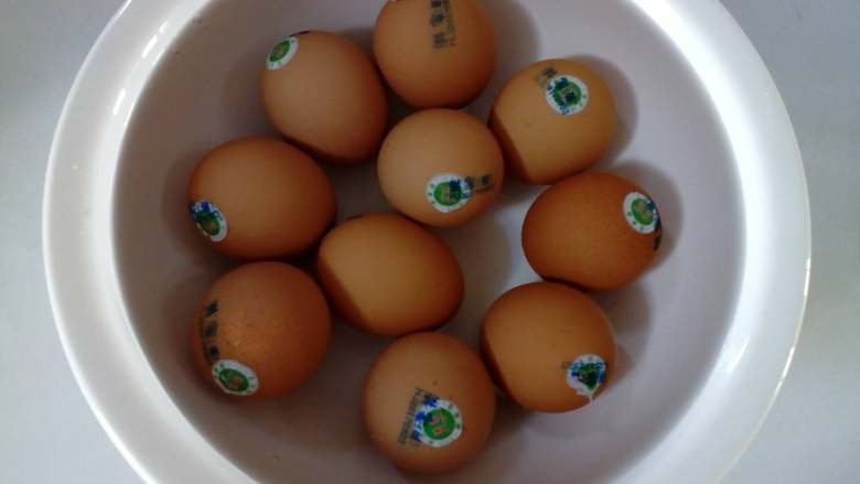 乡巴佬卤鸡蛋,捞出鸡蛋过冷水。