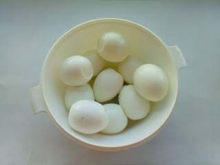 乡巴佬卤鸡蛋,鸡蛋去壳，剥去鸡蛋膜。
注：去膜的鸡蛋更容易入味。