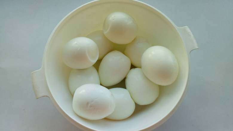 乡巴佬卤鸡蛋,鸡蛋去壳，剥去鸡蛋膜。
注：去膜的鸡蛋更容易入味。