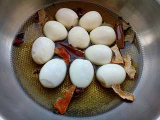 乡巴佬卤鸡蛋,煮沸之后改为小火，盖上锅盖，再煮15分钟。