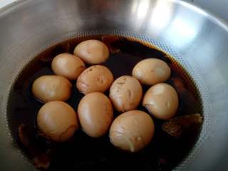 乡巴佬卤鸡蛋,此时鸡蛋颜色变深，关火。