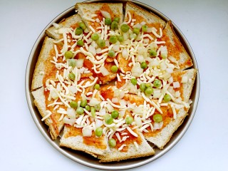 吐司披萨,撒上马苏里拉芝士碎和洋葱碎，以及水煮过的青豆。