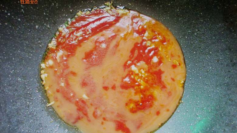 茄汁脆皮豆腐, 加入少许水淀粉，烧开加盐