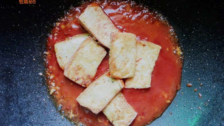 茄汁脆皮豆腐,放入煎好的豆腐