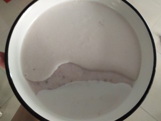 海洋世界~Smoothie bowl,再次冷冻好了取出，再从另一面倒入酸奶，和上次一样，碗倾斜另一面保持图示一样。