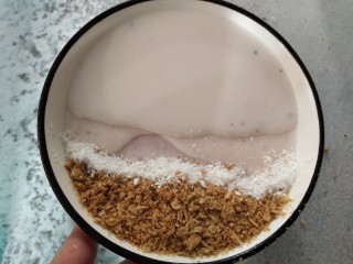 海洋世界~Smoothie bowl,平铺在澳洲燕麦边上。