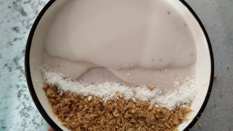 海洋世界~Smoothie bowl,平铺在澳洲燕麦边上。