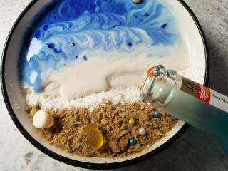 海洋世界~Smoothie bowl,放入软糖和糖豆装饰，剩下的中间倒入蓝色鸡尾酒。