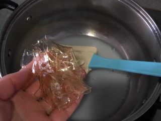 芒果慕斯蛋糕,放入泡软挤干水份的吉利丁片搅拌均匀