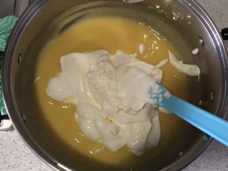 芒果慕斯蛋糕,最后放打好的淡奶油搅拌均匀