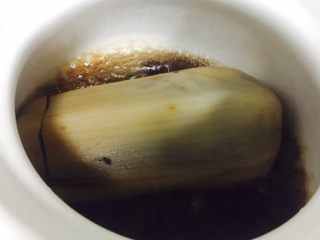 糯米藕,焖煮过程中，藕的几个面分别翻动煮