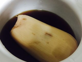 糯米藕,把藕放进陶瓷煲，倒入红糖水