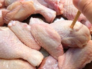 新奥尔良烤鸡翅鸡腿,细毛清理好洗干净沥水，用牙签在鸡腿和鸡翅上均匀的扎上小孔，方便入味