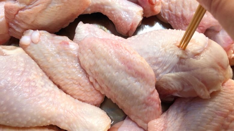 新奥尔良烤鸡翅鸡腿,细毛清理好洗干净沥水，用牙签在鸡腿和鸡翅上均匀的扎上小孔，方便入味