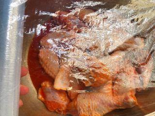 新奥尔良烤鸡翅鸡腿,按摩好盖上保鲜膜，放入冰箱冷藏12个小时