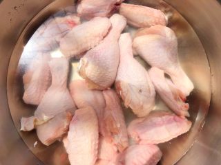 新奥尔良烤鸡翅鸡腿,翅中和鸡腿放入盆里，清水浸泡1个小时