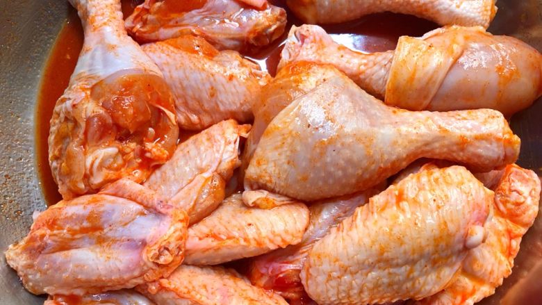 新奥尔良烤鸡翅鸡腿,戴上一次性手套，把腌料拌匀，给鸡腿和鸡翅按摩，多揉一会，也是为了更入味