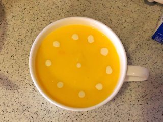 芒果酸奶昔,滴入淡奶油