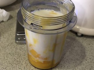 芒果酸奶昔,100g芒果肉加200g酸奶放入奶昔料理杯