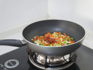 2种藕丁做法简单又快手,加入剁辣椒煸炒1分钟，让辣味散发