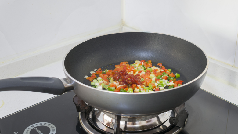 2种藕丁做法简单又快手,加入剁辣椒煸炒1分钟，让辣味散发