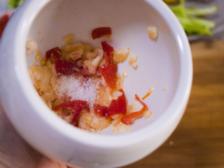 2种藕丁做法简单又快手,将蒜和辣椒捣碎，加入盐和糖