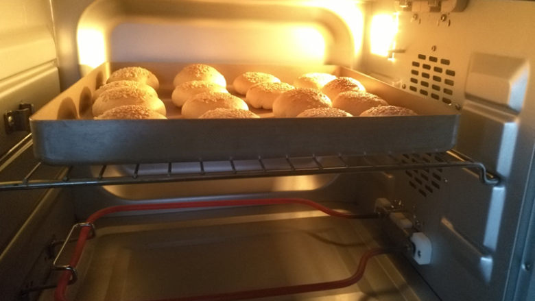 金华酥饼,放入预热好的烤箱上火180度下火160度20分钟，转上火200度下火180度5分钟