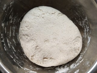 孝心包~无糖八珍紫薯包,和面后放入盆中发酵，盖上盖子。