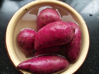 孝心包~无糖八珍紫薯包,等面团发酵同时，紫薯洗净。