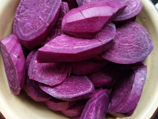 孝心包~无糖八珍紫薯包,去皮切块。