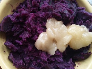 孝心包~无糖八珍紫薯包,放入蜂蜜。