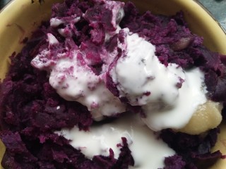 孝心包~无糖八珍紫薯包,放入牛奶。