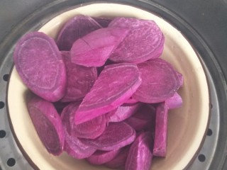 孝心包~无糖八珍紫薯包,上锅蒸二十分钟。