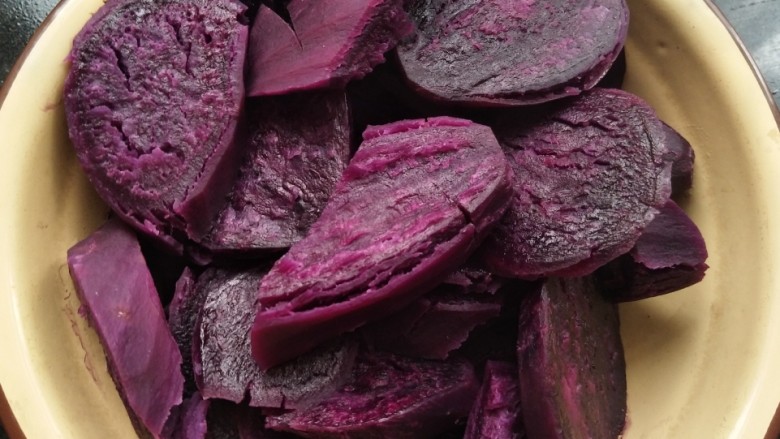 孝心包~无糖八珍紫薯包,蒸好紫薯按压成泥。