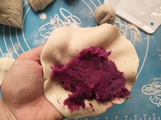 孝心包~无糖八珍紫薯包,放入紫薯馅。