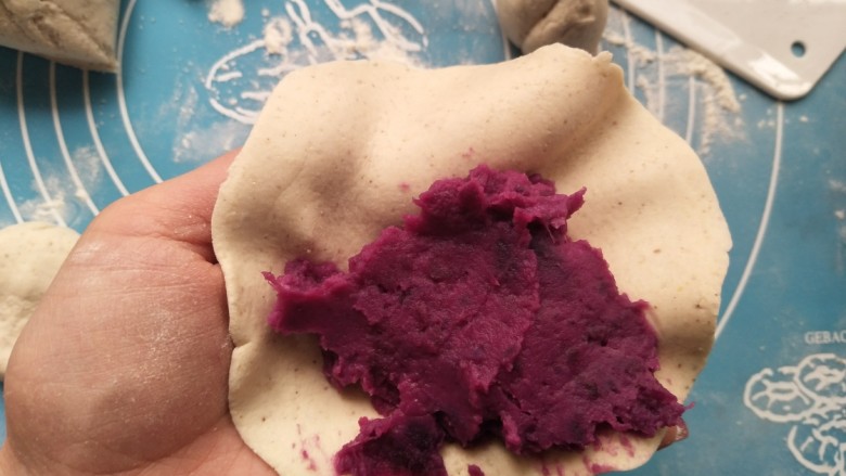 孝心包~无糖八珍紫薯包,放入紫薯馅。