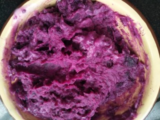 孝心包~无糖八珍紫薯包,搅拌均匀。