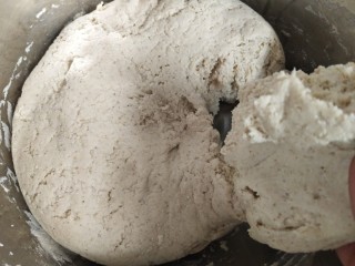 孝心包~无糖八珍紫薯包,面团发酵好了，这个回比较松散，我一拿面团就散了，正常现象，让大家看看，有均匀的气孔，就发酵好了。