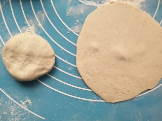 孝心包~无糖八珍紫薯包,做成小剂子，擀成小饼。