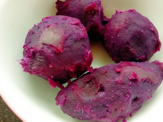 紫薯糯米饼,紫薯蒸熟去皮