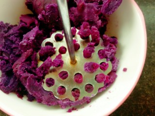 紫薯糯米饼,压成泥