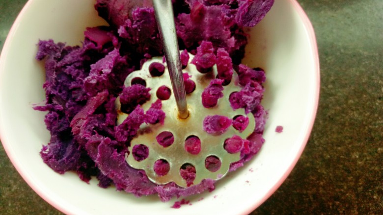 紫薯糯米饼,压成泥