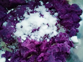 紫薯糯米饼,加入适量的白砂糖