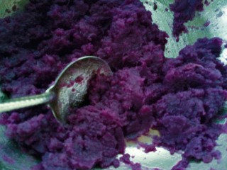 紫薯糯米饼,紫薯比较干，所以建议放一些水或是牛奶。