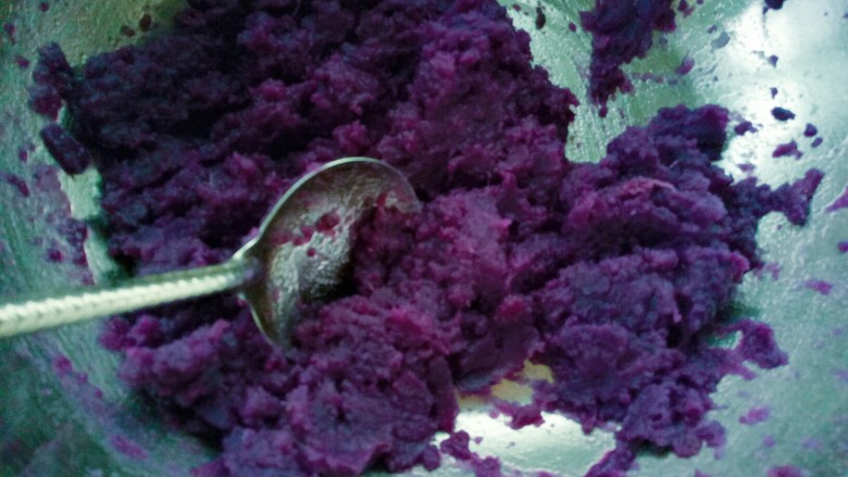 紫薯糯米饼,紫薯比较干，所以建议放一些水或是牛奶。